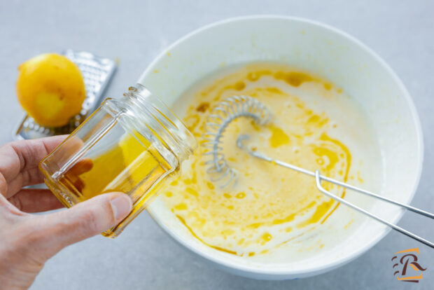 Preparazione torta allo yogurt senza burro