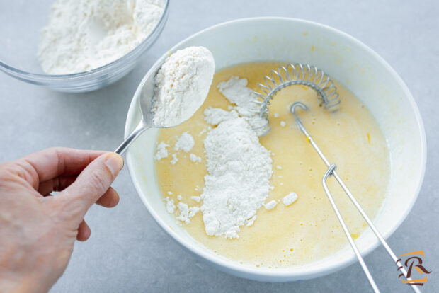 Preparazione torta allo yogurt senza burro