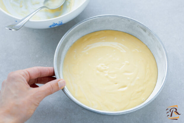 Preparazione torta allo yogurt senza burro
