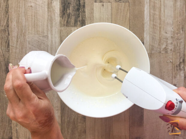 Preparazione torta di mele e cioccolato