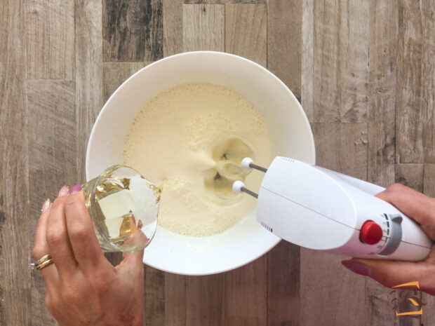 Preparazione torta di mele e cioccolato