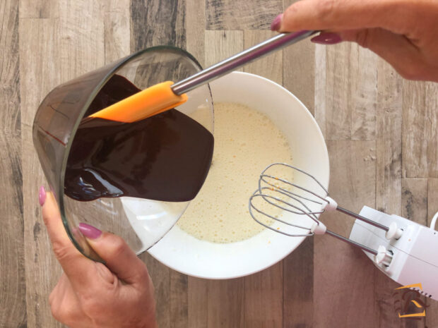 Preparazione torta di mele e cioccolato