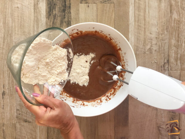 Preparazione torta di mele e cioccolato