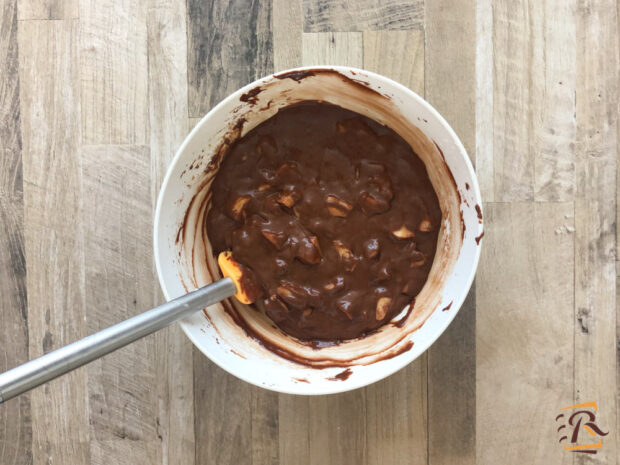 Preparazione torta di mele e cioccolato