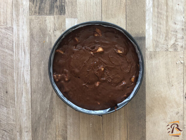 Preparazione torta di mele e cioccolato