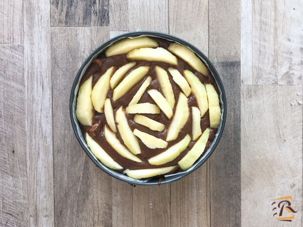 Preparazione torta di mele e cioccolato