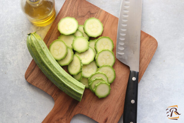 Preparazione zucchine in padella