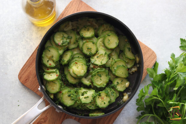 Preparazione zucchine in padella