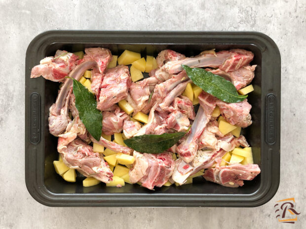 Come fare l'agnello al forno con le patate