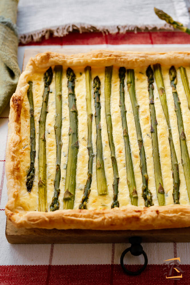 Torta salata con asparagi