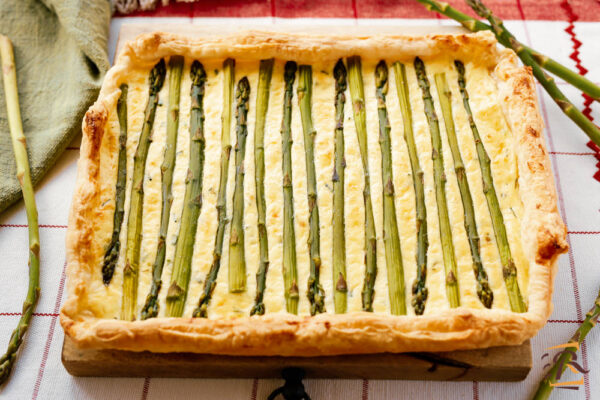 Torta salata con asparagi