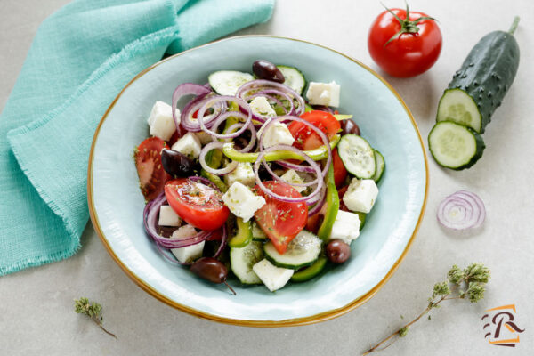 Insalata greca con feta e olive