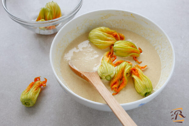 Come fare le frittelle di fiori di zucca