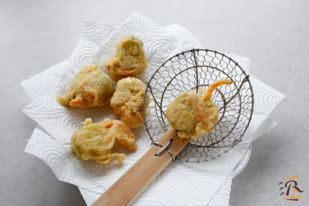 Come fare le frittelle di fiori di zucca