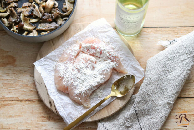 Scaloppine di petto di pollo con i funghi