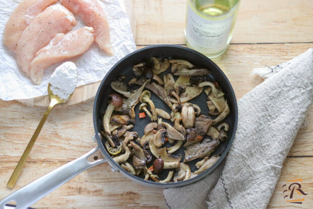 Scaloppine di petto di pollo con i funghi