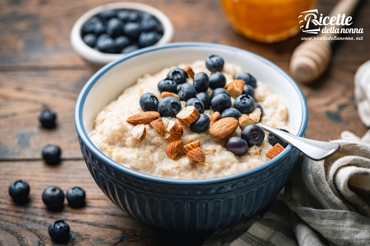 Porridge con mandorle e mirtilli