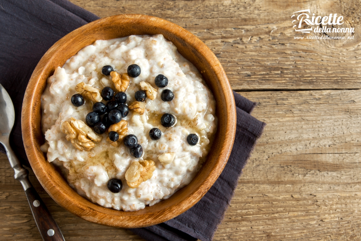 Porridge con noci e mirtilli