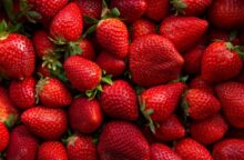 Con questo trucchetto pulirai le fragole senza sprecarne un grammo