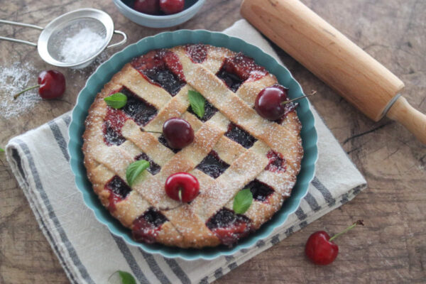 Crostata ripiena alle ciliegie