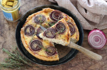 Torta salata con tonno e cipolla rossa di Tropea