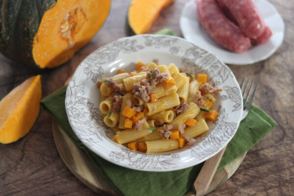 Ricetta della pasta con zucca e salsiccia, uno degli abbinamenti più buoni dell’autunno
