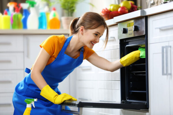 Come pulire il forno: 5 rimedi naturali facili, veloci ed efficaci per un forno in cui specchiarti