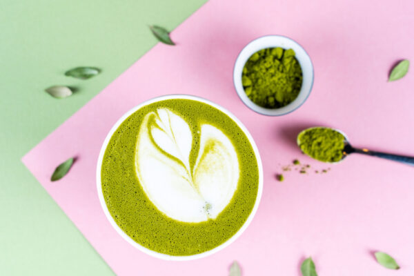 Il matcha latte è la bevanda a base di tè verde che spopola sui social e conquista al primo… sorso