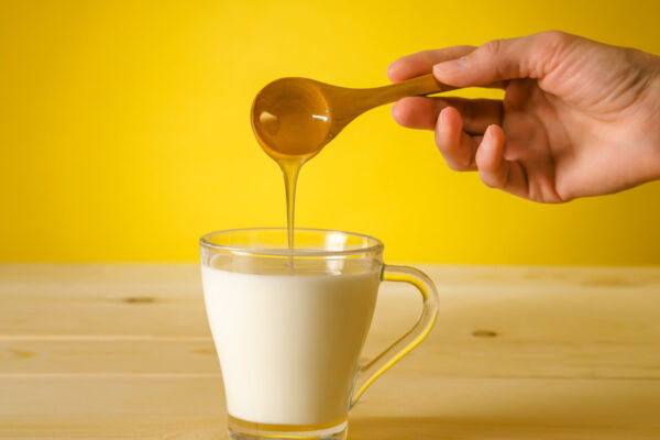 Se anche tu hai messo il miele nel latte o nel tè caldo, hai sempre fatto un errore.  Forse senza saperlo