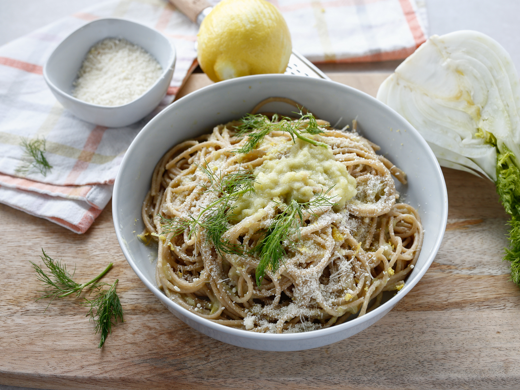 Spaghetti integrali con porro e finocchio aromatizzati al limone
