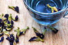 Butterfly Pea Flower Tea, la tisana blu è una delle bevande più colorate al mondo (ed è tutta naturale)