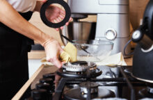 Come pulire le piastre della cucina in modo naturale