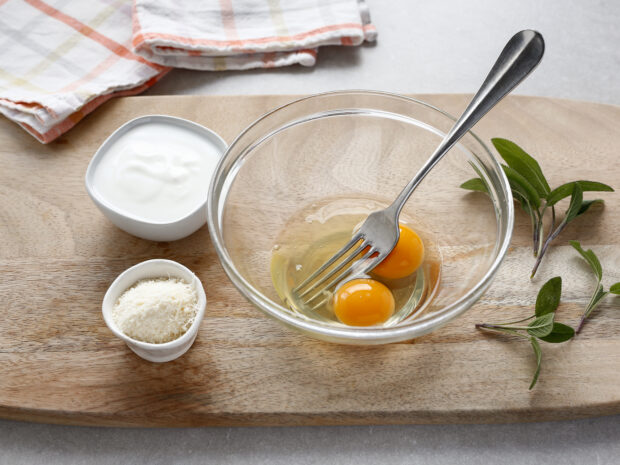 Torta salata con patate, verza e latteria