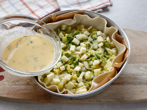 Torta salata con patate, verza e latteria