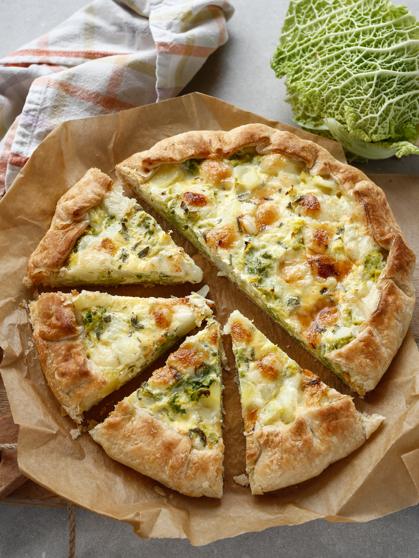 Torta salata con patate, verza e latteria