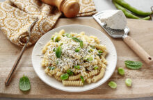 Pasta con fave, ricotta salata e menta