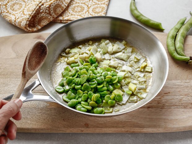 Pasta con fave, ricotta salata e menta