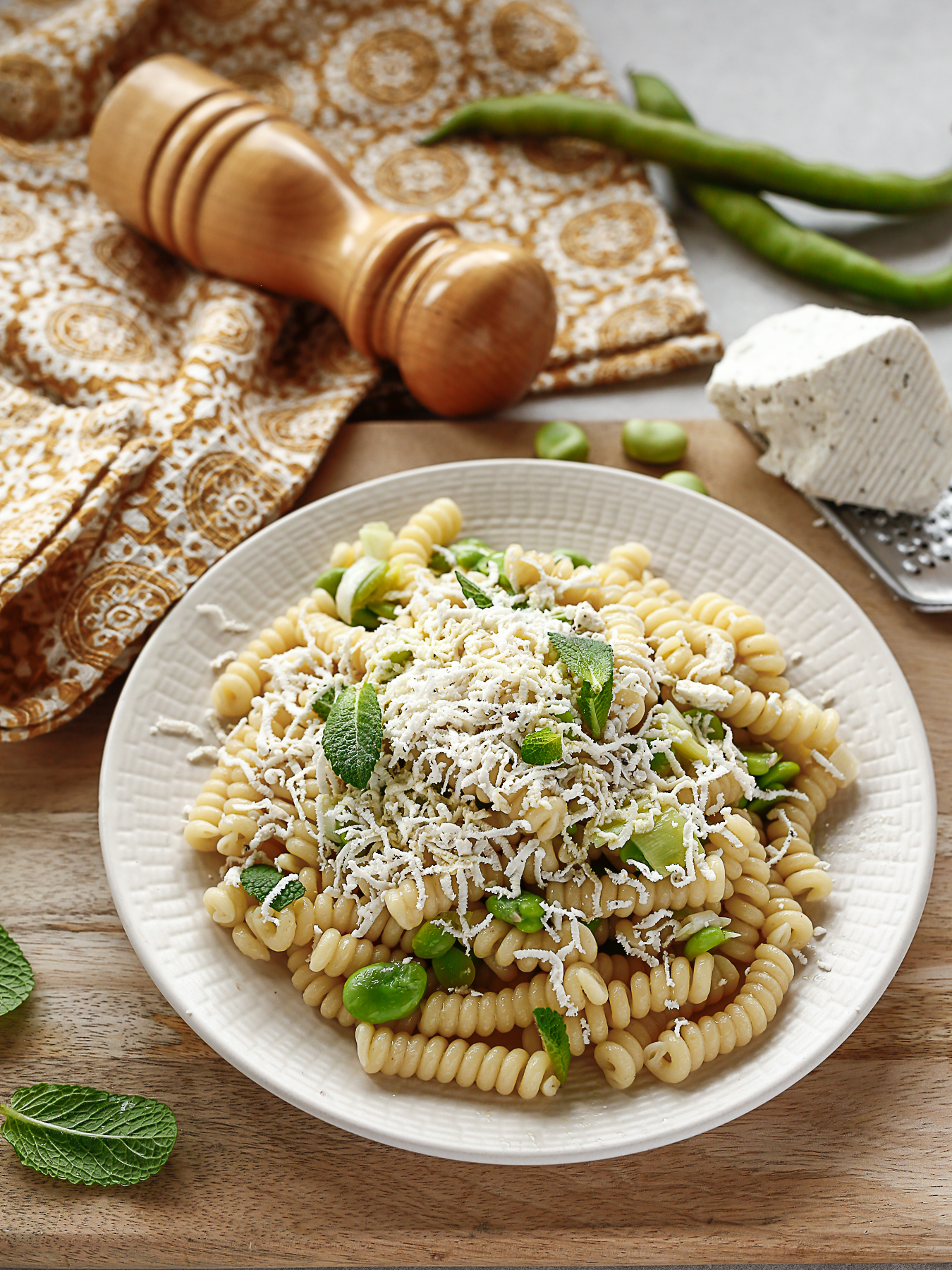 Pasta con fave, ricotta salata e menta