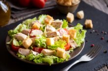 Caesar salad, la storica insalata di pollo e varianti