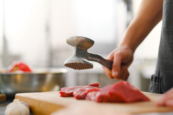 Come usare il batticarne e perchè è uno strumento tanto utile in cucina