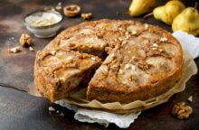 Torta di pere, noci e cioccolato: ricetta facile facile e a prova di intolleranze