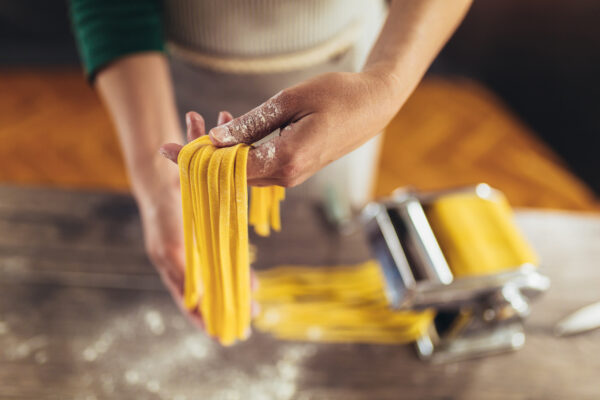 Come fare la pasta fatta in casa: a mano, a macchina e colorata