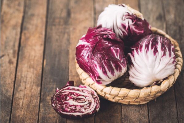 L’amaro del radicchio: come toglierlo? Fa male? In padella, nel risotto, ovunque: metodi facili per liberarsene