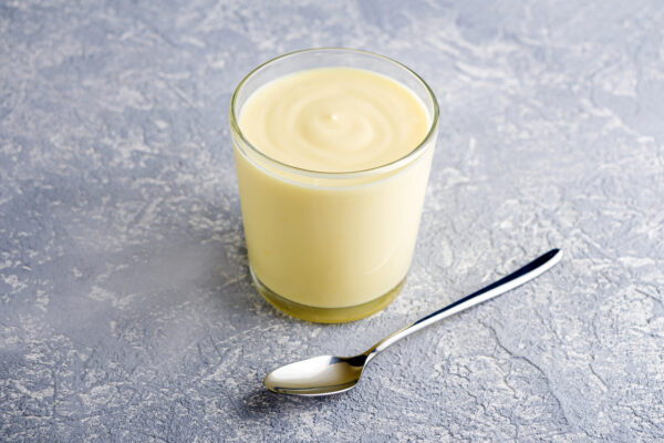Crema alla vaniglia con mirtilli e nocciole, buonissima anche senza panna e ricetta con la maizena senza glutine