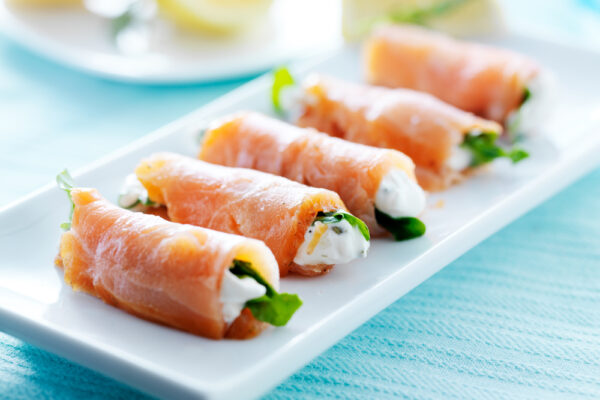 Gli involtini di salmone sono l’antipasto di pesce facile e veloce per fare bella figura a tavola