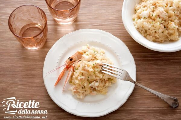 Il risotto alla crema di scampi è un classico della cucina italiana: ricetta per farlo cremoso, saporito e invitante (anche) per le feste