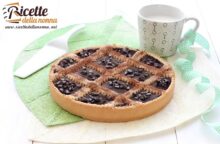 È la torta di pasta frolla ideale per chi ama il cioccolato fondente: ricetta dal sapore intenso con cioccolato al 70%