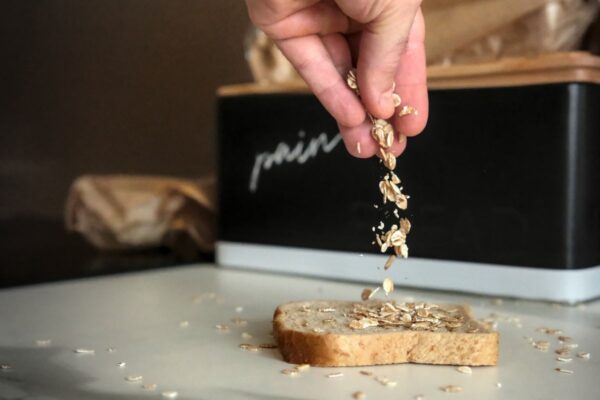 Come usare i fiocchi d’avena in cucina e come fare la farina d’avena in casa per usarla al posto della farina classica
