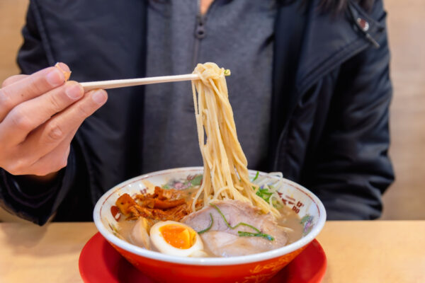 Sta diventando famoso quanto il sushi: tutto quello che devi sapere sul ramen