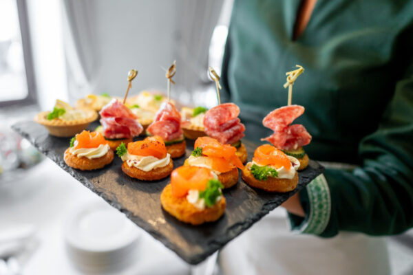 Sono il must di ogni aperitivo e puoi farne tantissimi e in tanti modi diversi: ecco i migliori canapé per il tuo prossimo happy hour